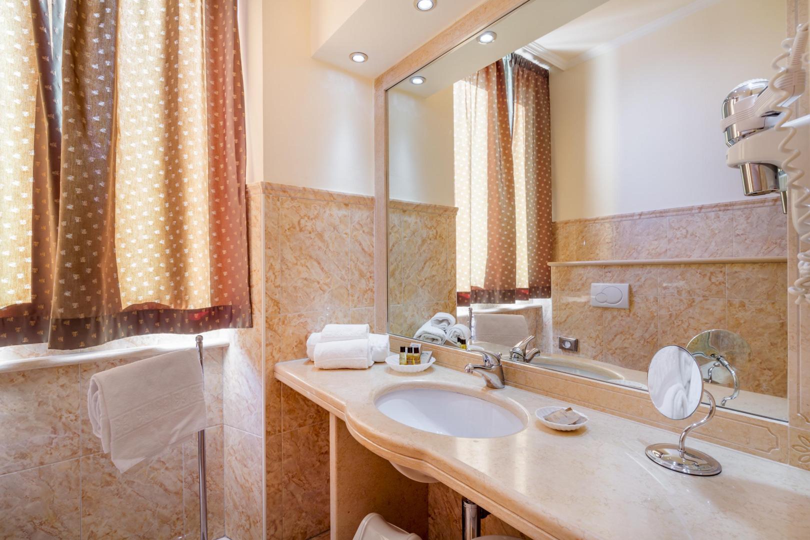 Badkamer met ligbad — Hotel Panorama