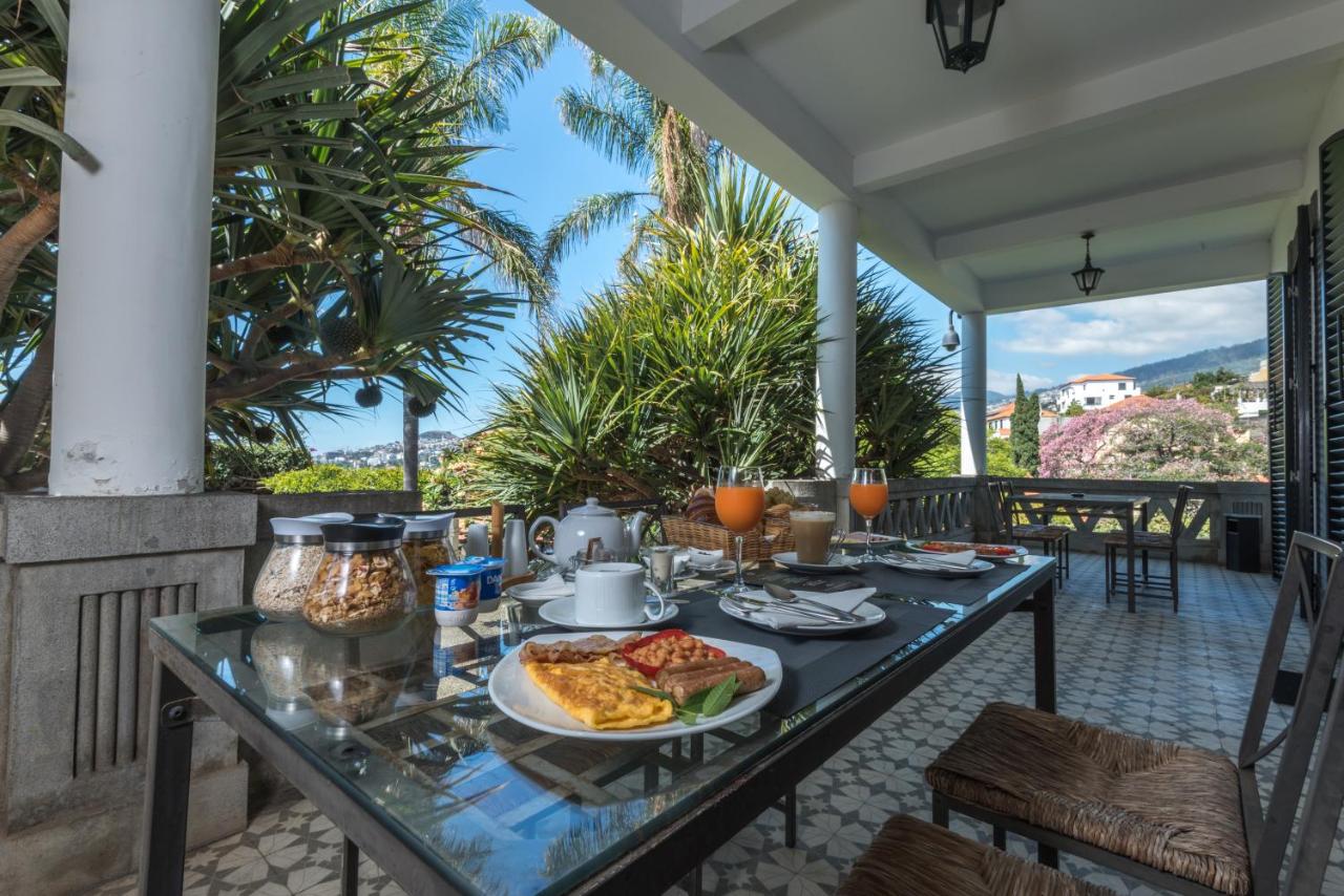 een ontbijttafel op een terras met eten erop bij ARTS IN Hotel Conde Carvalhal in Funchal +68 foto's