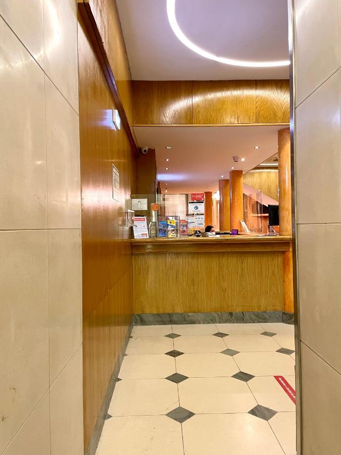 een restaurant met een toonbank en een tegelvloer bij Hotel Universal in Porto