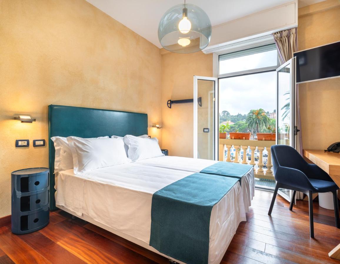 een slaapkamer met een bed, een bureau en een raam bij Rosabianca Boutique Hotel in Rapallo