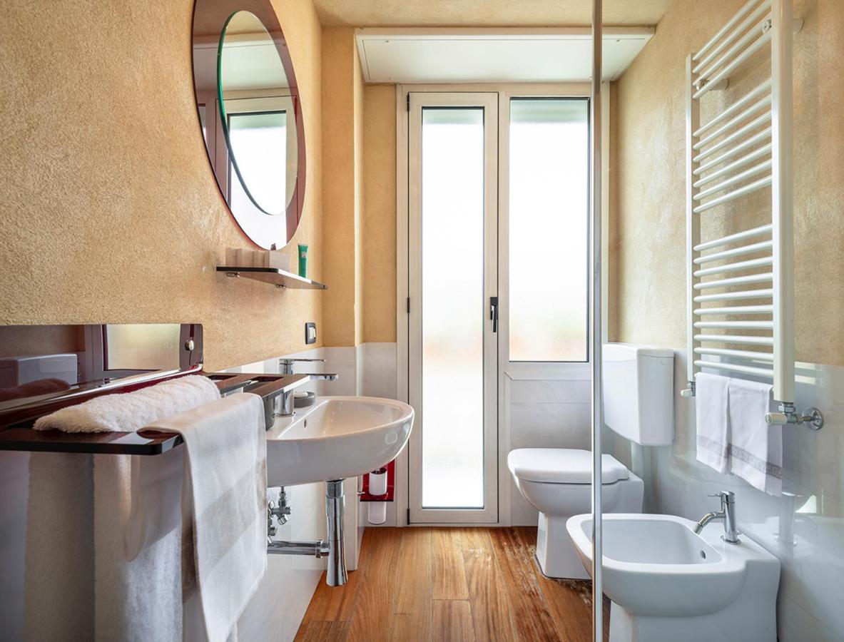 een badkamer met twee wastafels, een toilet en een spiegel bij Rosabianca Boutique Hotel in Rapallo +61 foto's
