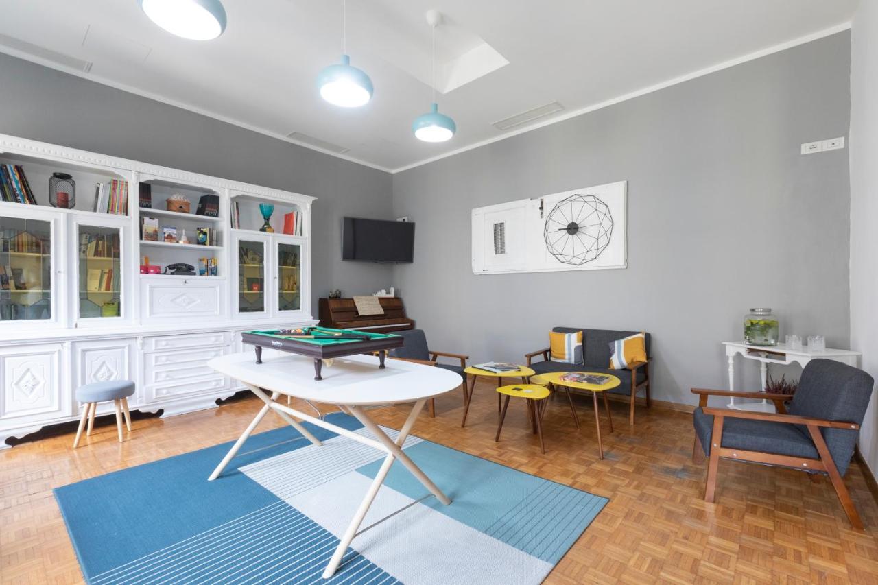 een woonkamer met een tafel en stoelen bij Hotel Miceli - Civico 50 in Florence