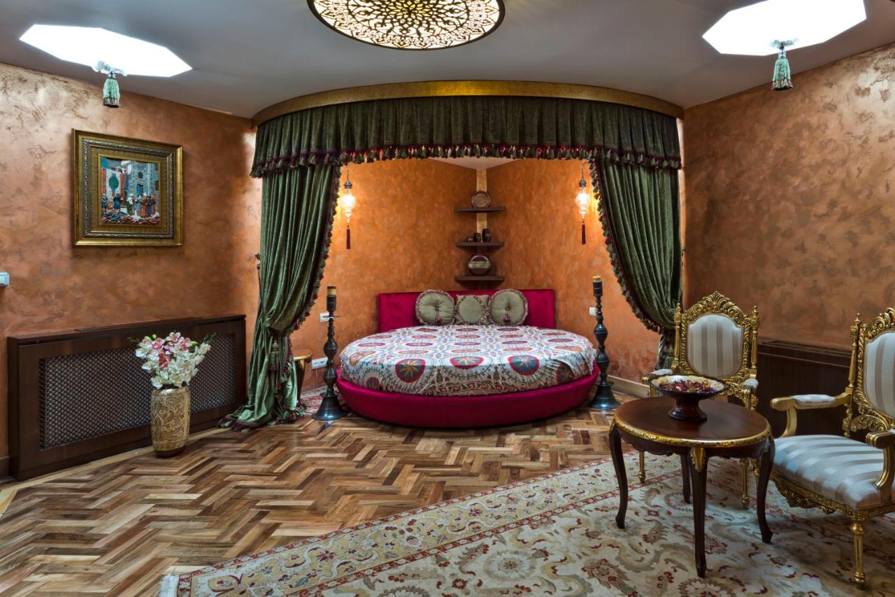 een slaapkamer met een groot bed in een kamer bij Sokullu Pasa Hotel - Special Class in Istanbul