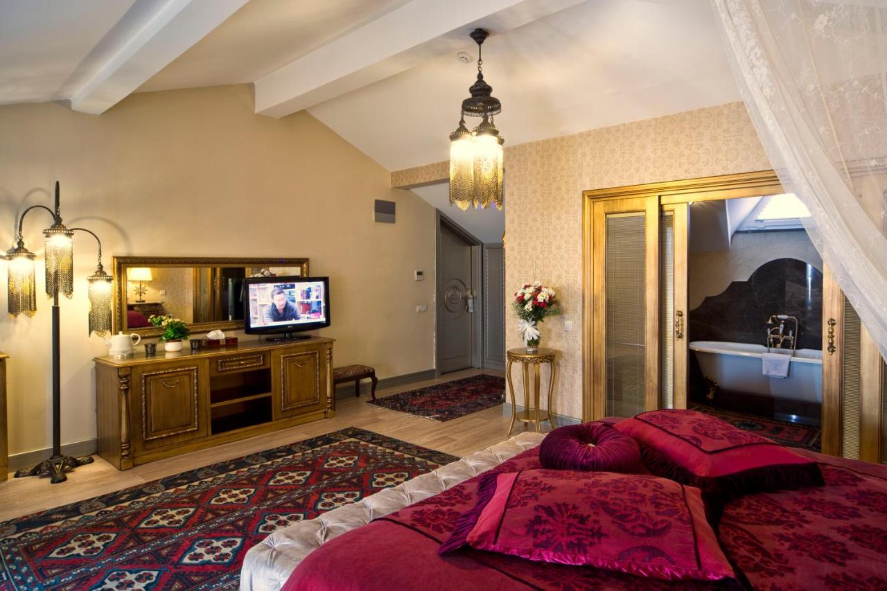een slaapkamer met een bed en een televisie in een kamer bij Sokullu Pasa Hotel - Special Class in Istanbul