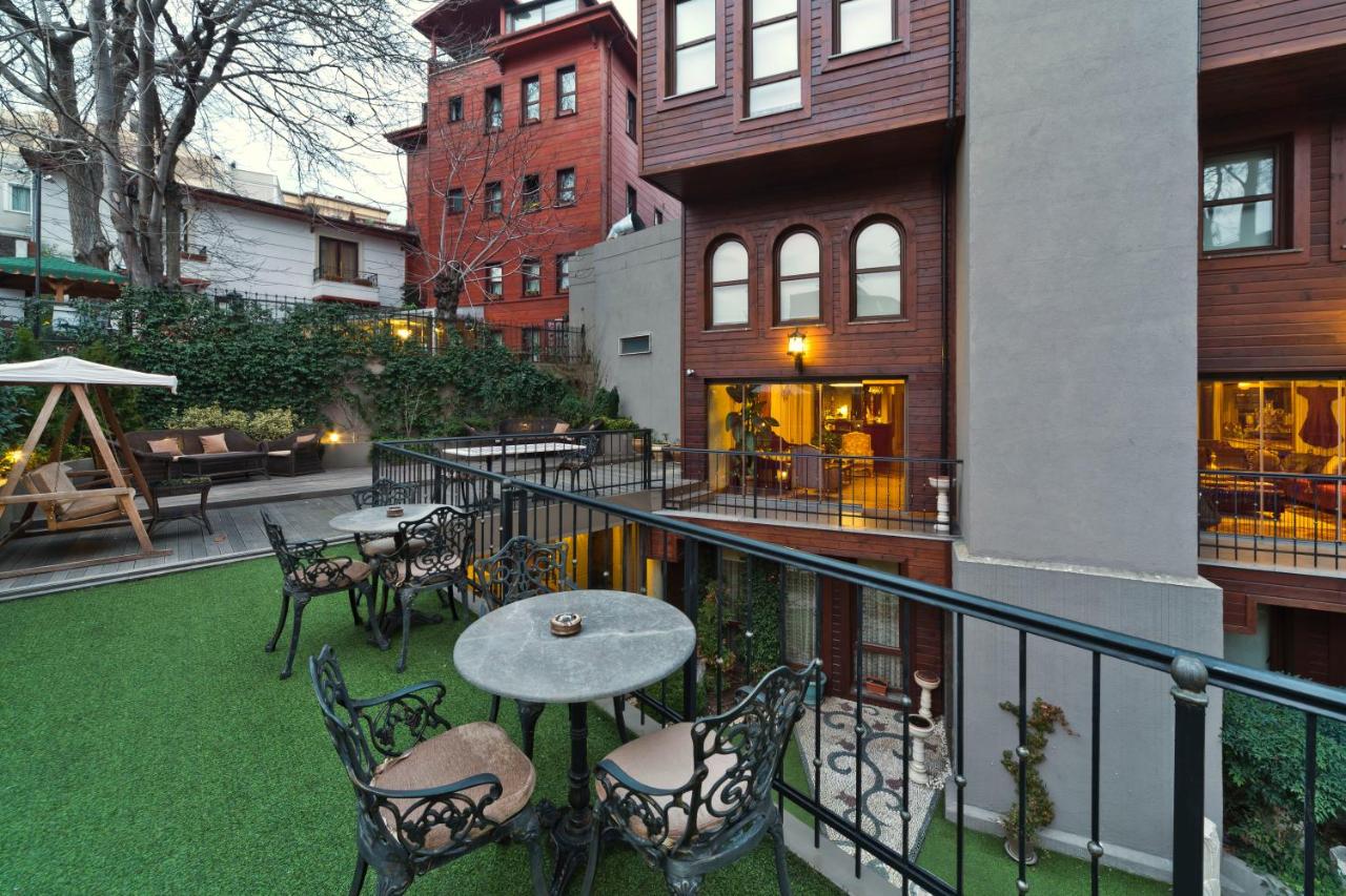 een terras met een tafel en stoelen op een balkon bij Sokullu Pasa Hotel - Special Class in Istanbul