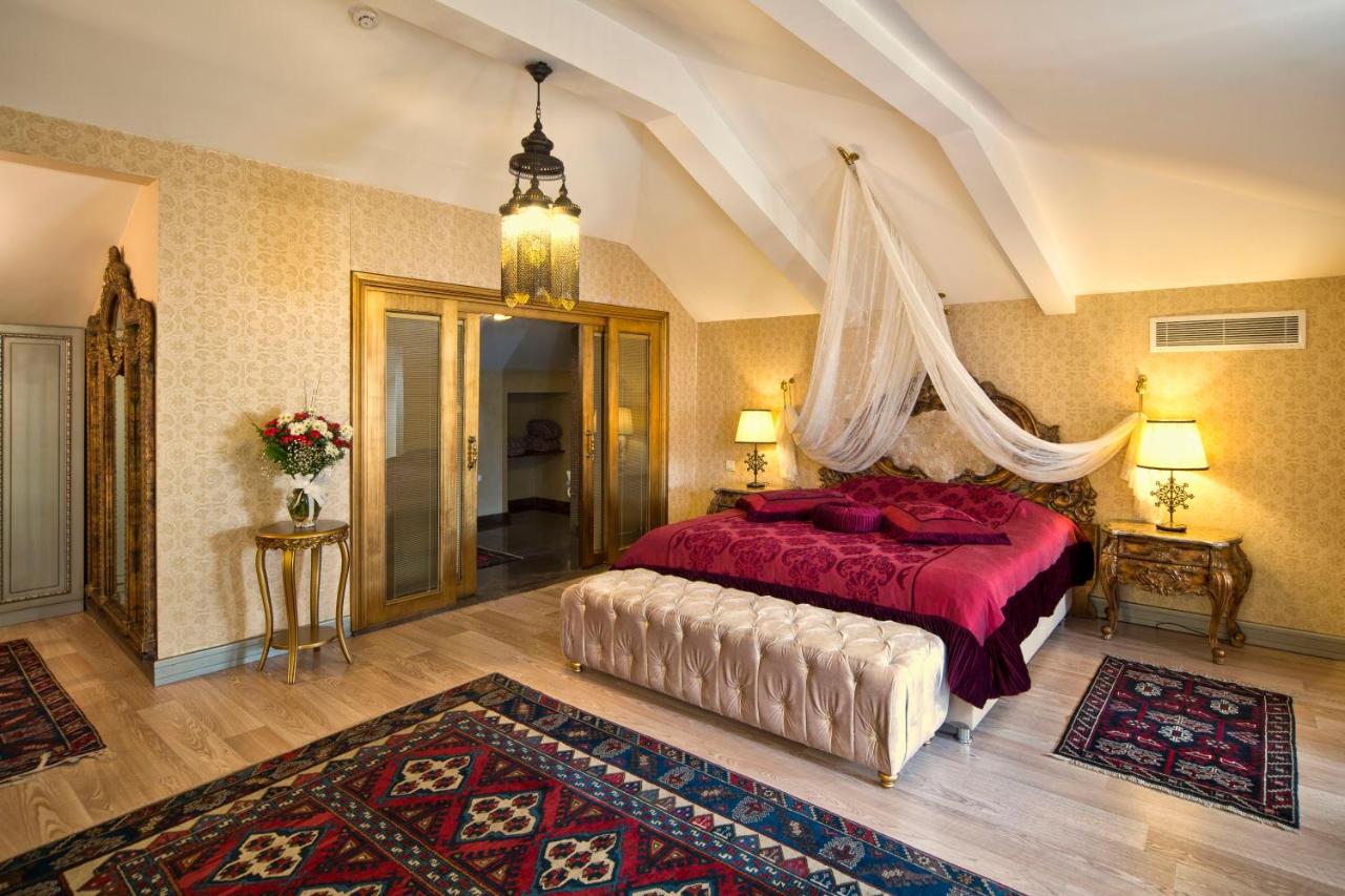 een slaapkamer met een bed met een rood dekbed bij Sokullu Pasa Hotel - Special Class in Istanbul