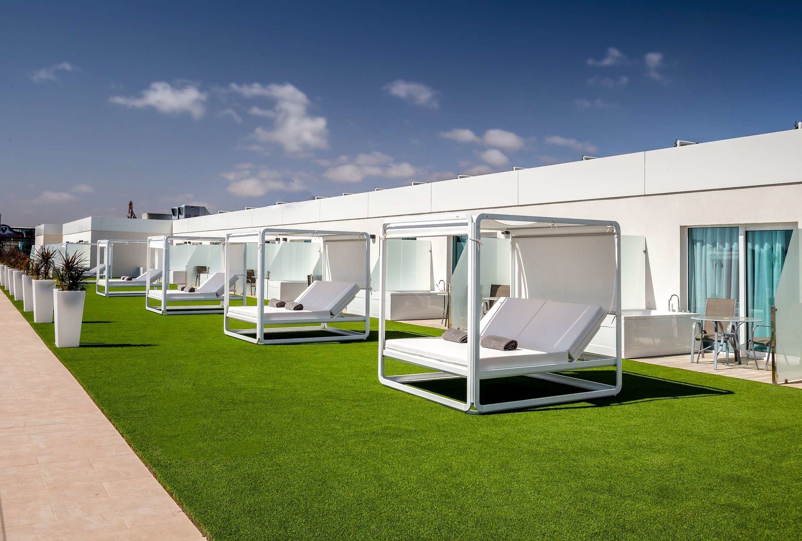 Buitenzwembad met ligbedden — Barceló Corralejo Sands