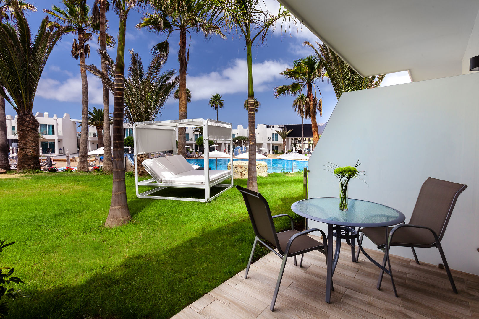 Zwembad omringd door palmbomen — Barceló Corralejo Sands