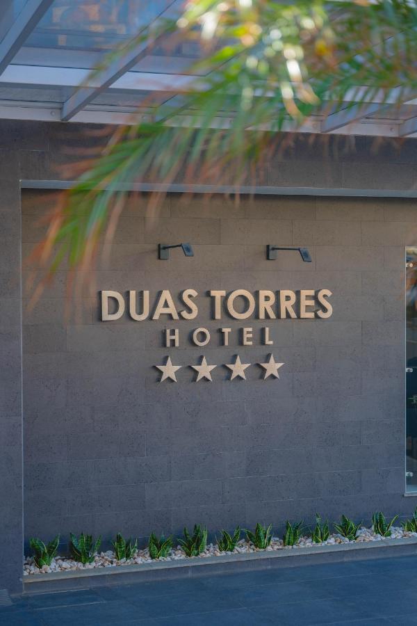 een bord voor een Das Torres hotel bij Duas Torres Hotel in Funchal