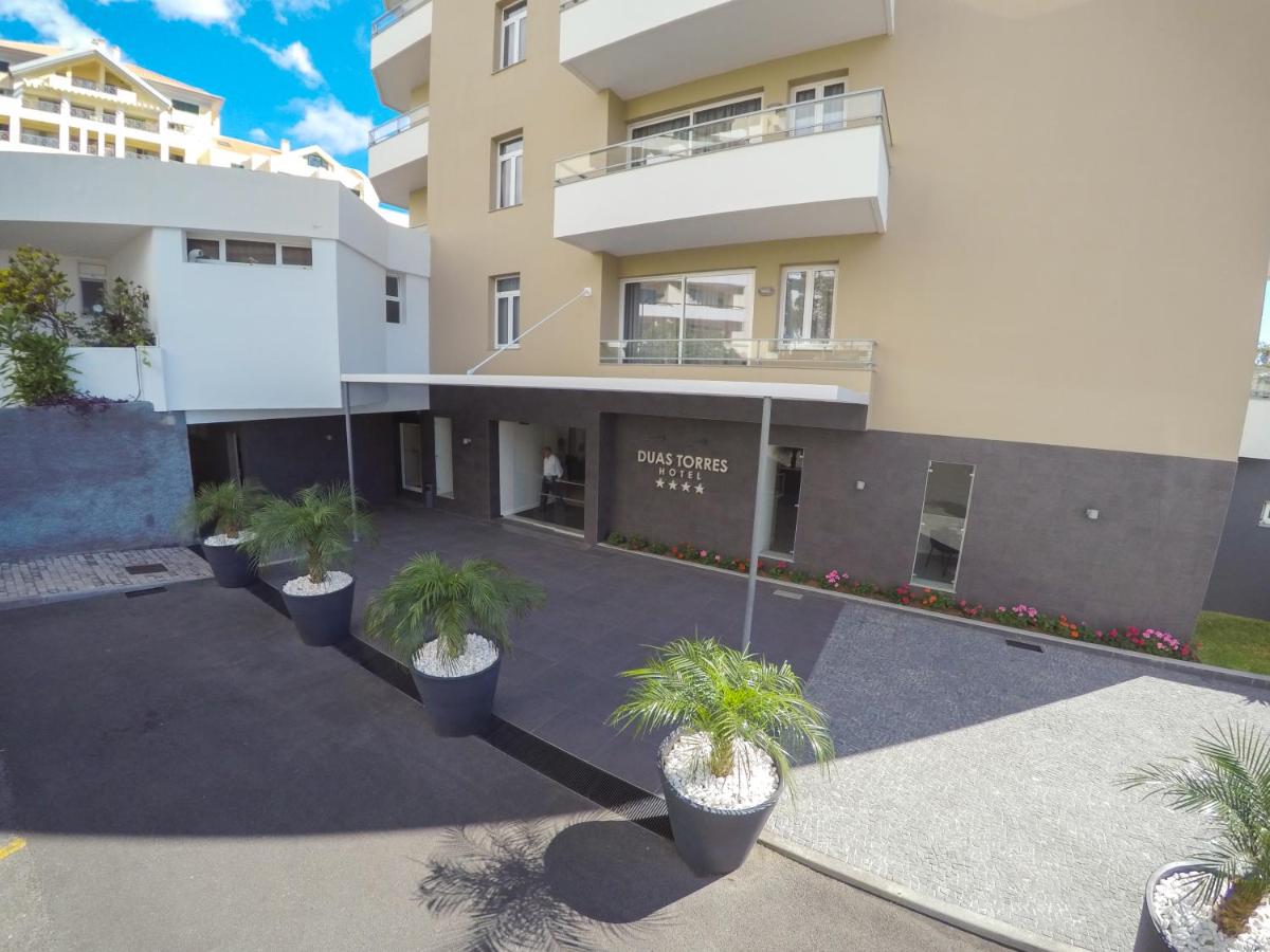 een gebouw met potplanten ervoor bij Duas Torres Hotel in Funchal