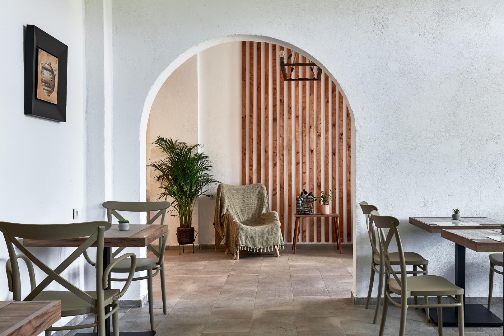 Restaurant met gedekte tafels — Charm Hotel