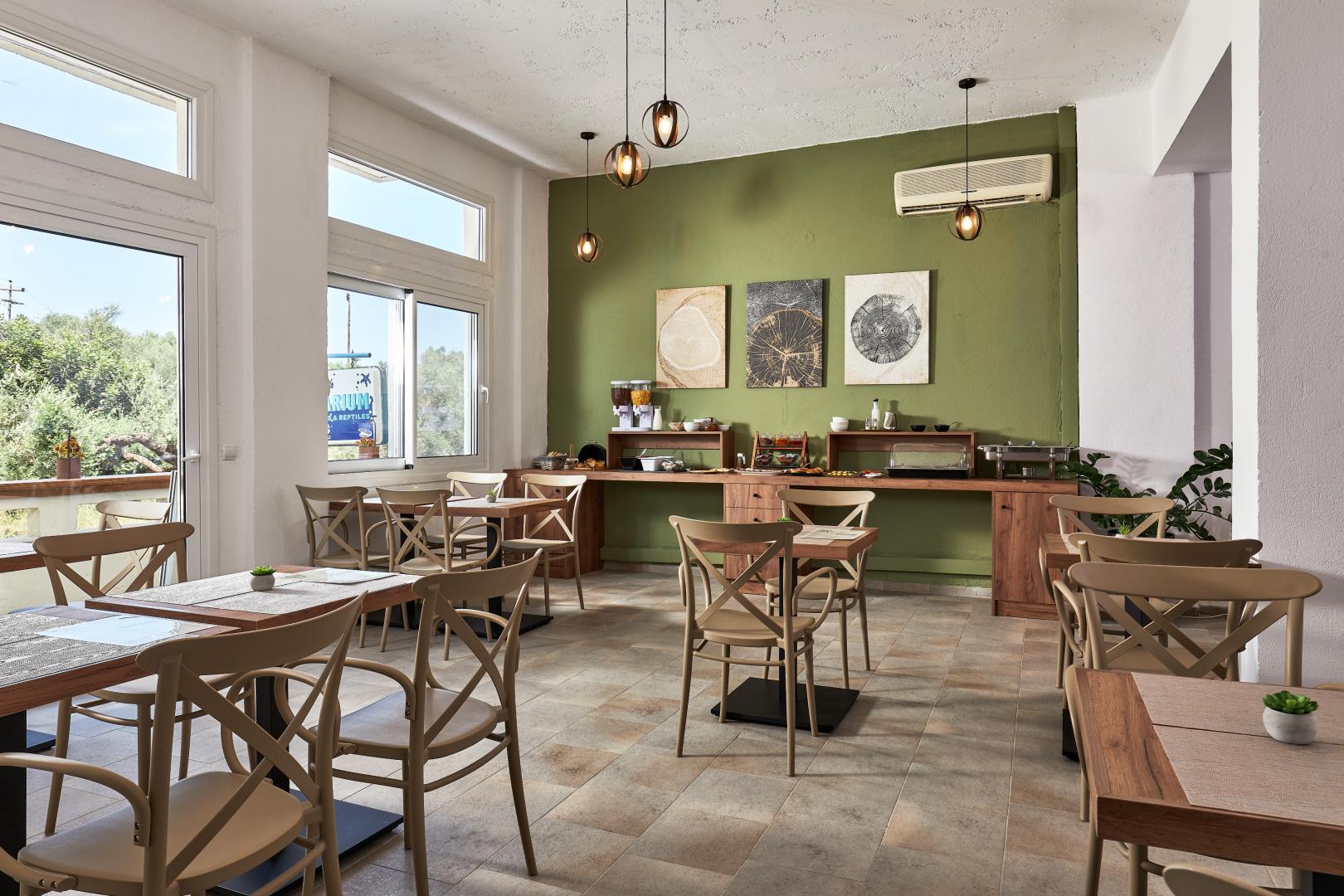 Restaurant met gedekte tafels — Charm Hotel