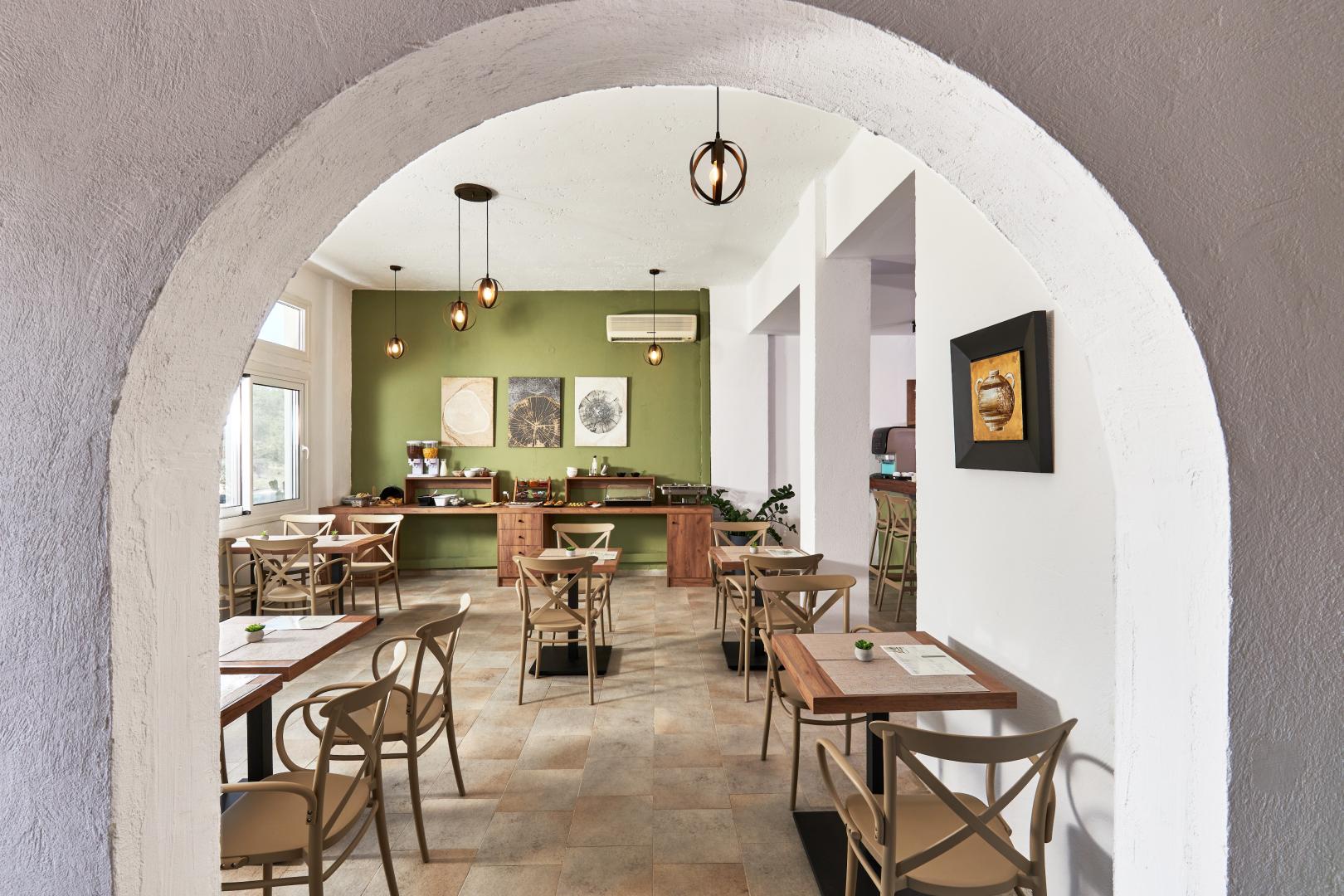 Restaurant met gedekte tafels — Charm Hotel