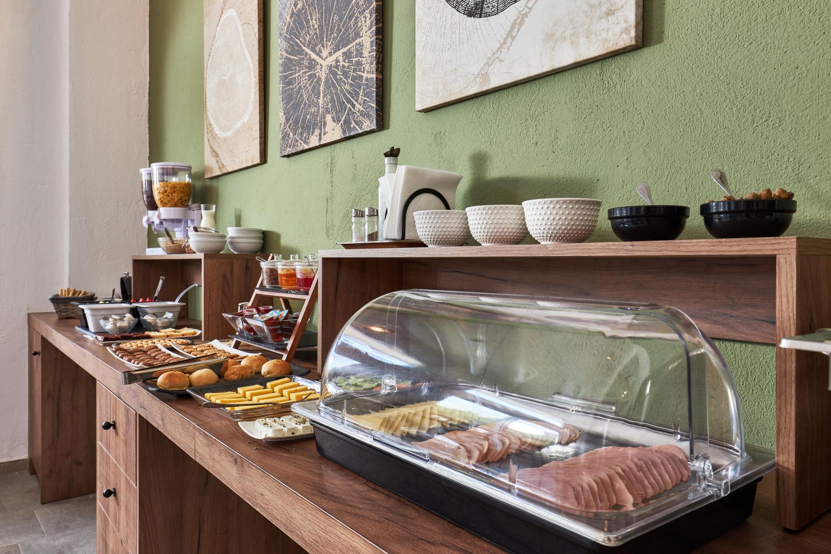 Bar met drankenselectie — Charm Hotel