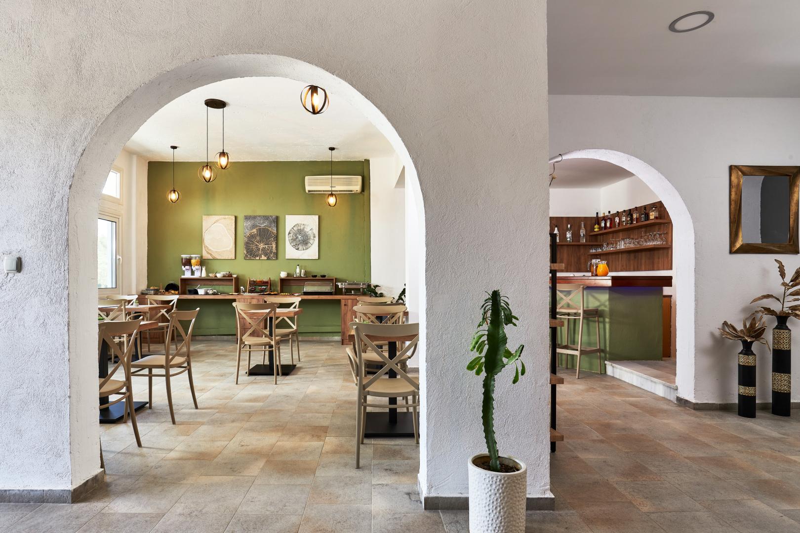 Restaurant met gedekte tafels — Charm Hotel