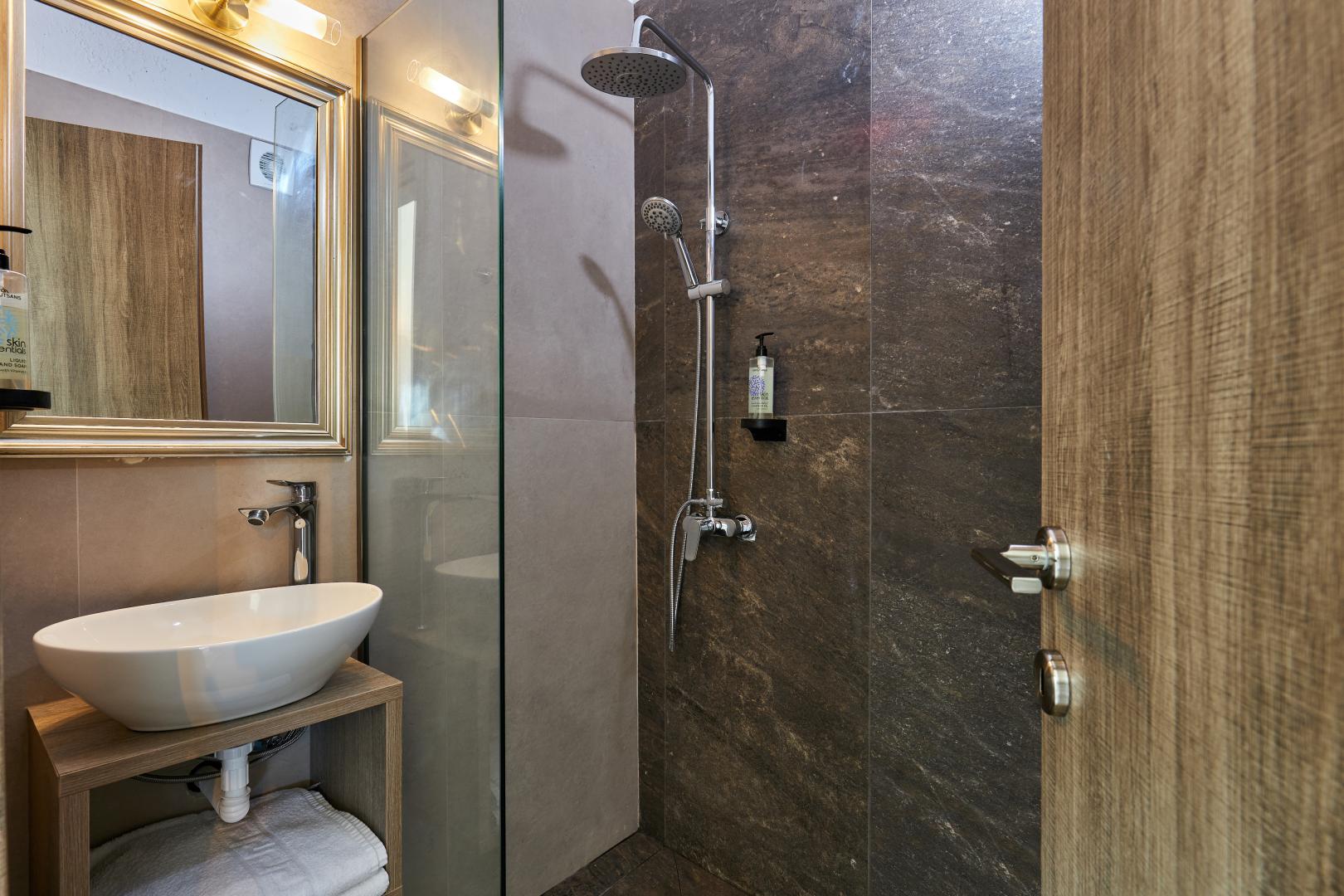 Badkamer met inloopdouche — Charm Hotel