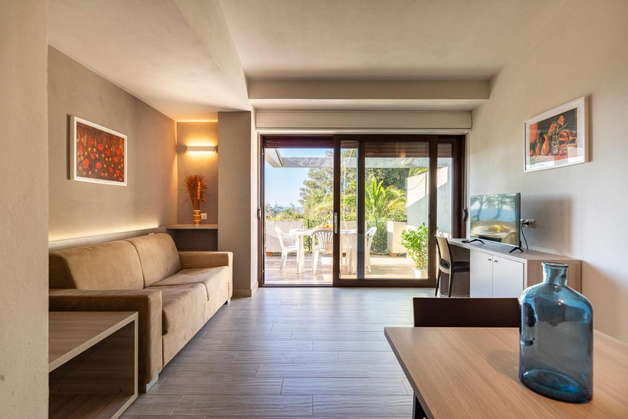 een woonkamer met een bank en een tafel bij Residence Solemaremma in Castiglione della Pescaia
