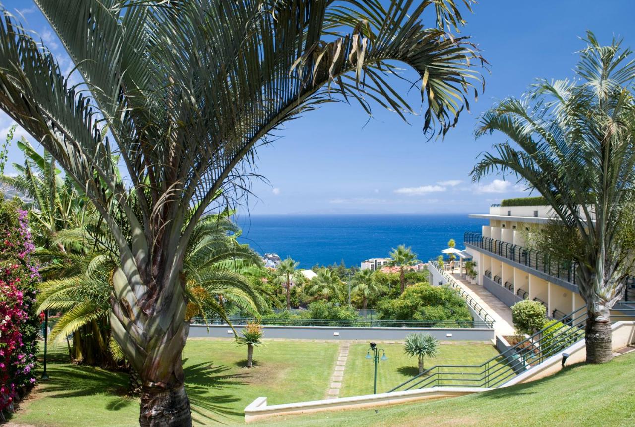 een uitzicht op de oceaan vanaf een resort bij Madeira Panorâmico Hotel in Funchal