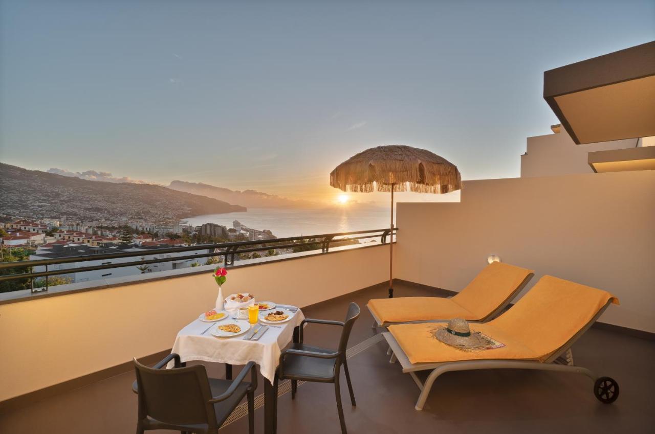 een balkon met een tafel en stoelen en uitzicht bij Madeira Panorâmico Hotel in Funchal