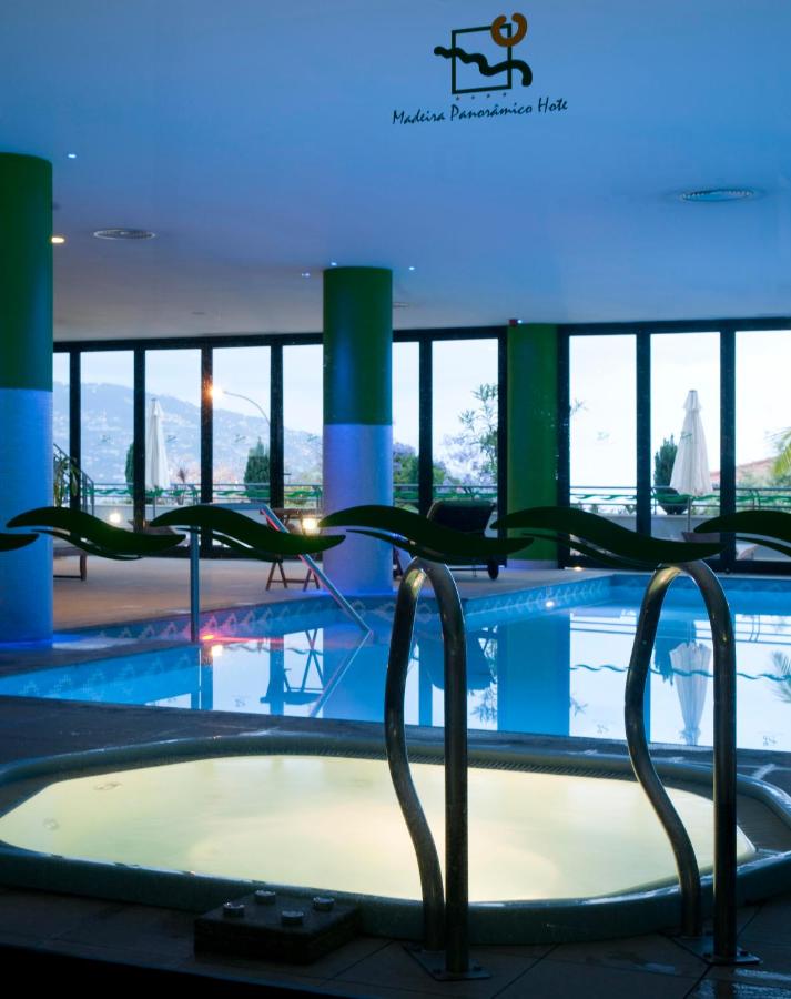 een zwembad met een bubbelbad in een gebouw bij Madeira Panorâmico Hotel in Funchal
