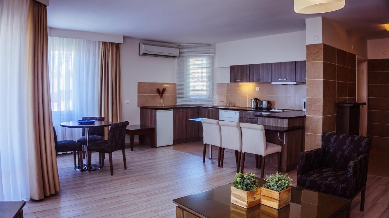 een keuken en woonkamer met een tafel en stoelen bij The Marmara Suadiye Residence in Istanbul
