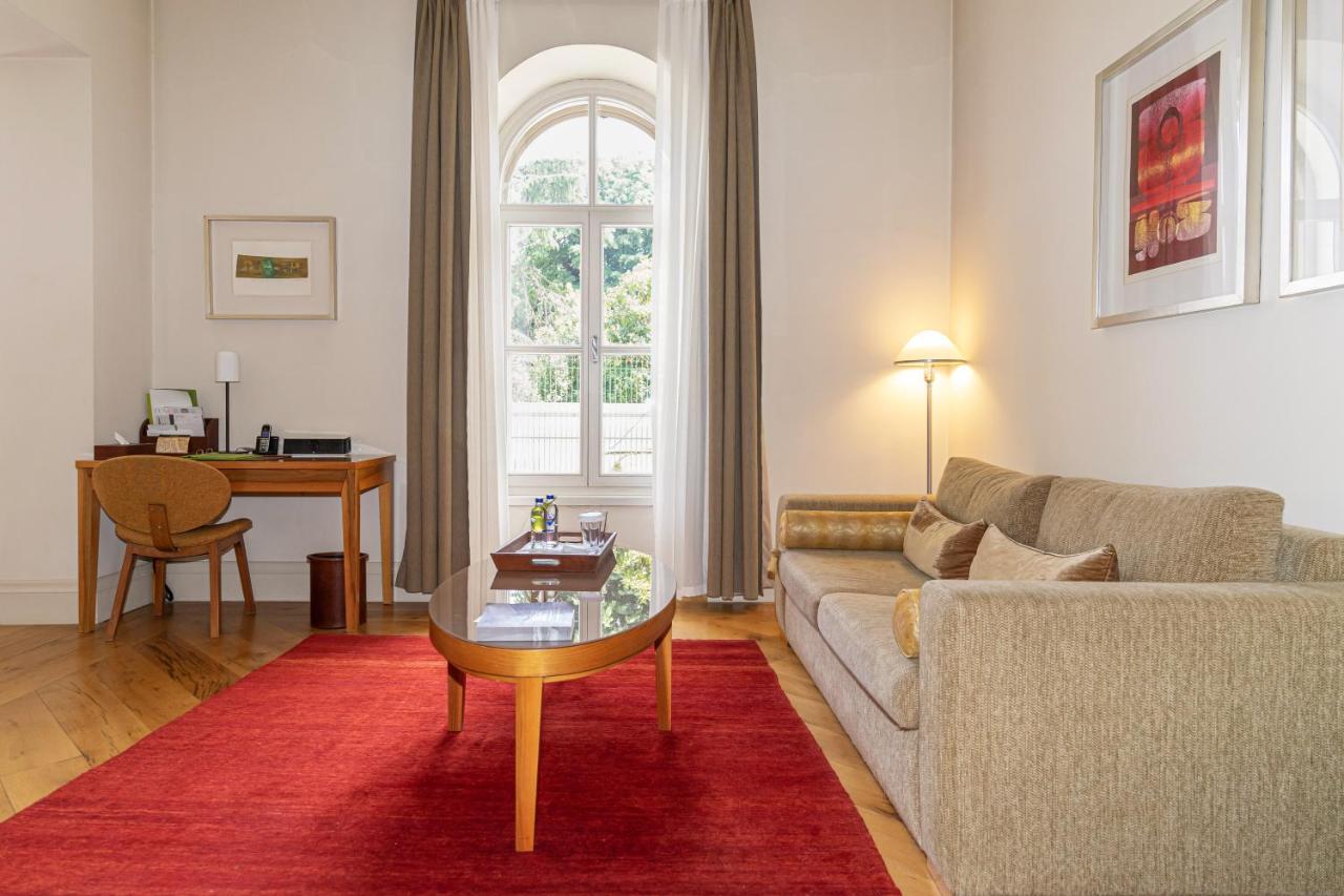 een woonkamer met een bank en een tafel bij Tomtom Suites in Istanbul