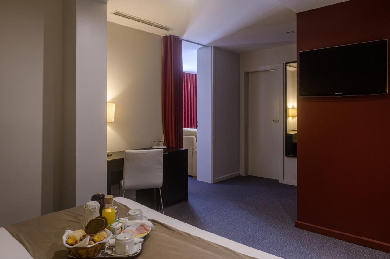 een hotelkamer met een tafel waarop eten staat bij Hotel Torre Mar in Póvoa de Varzim