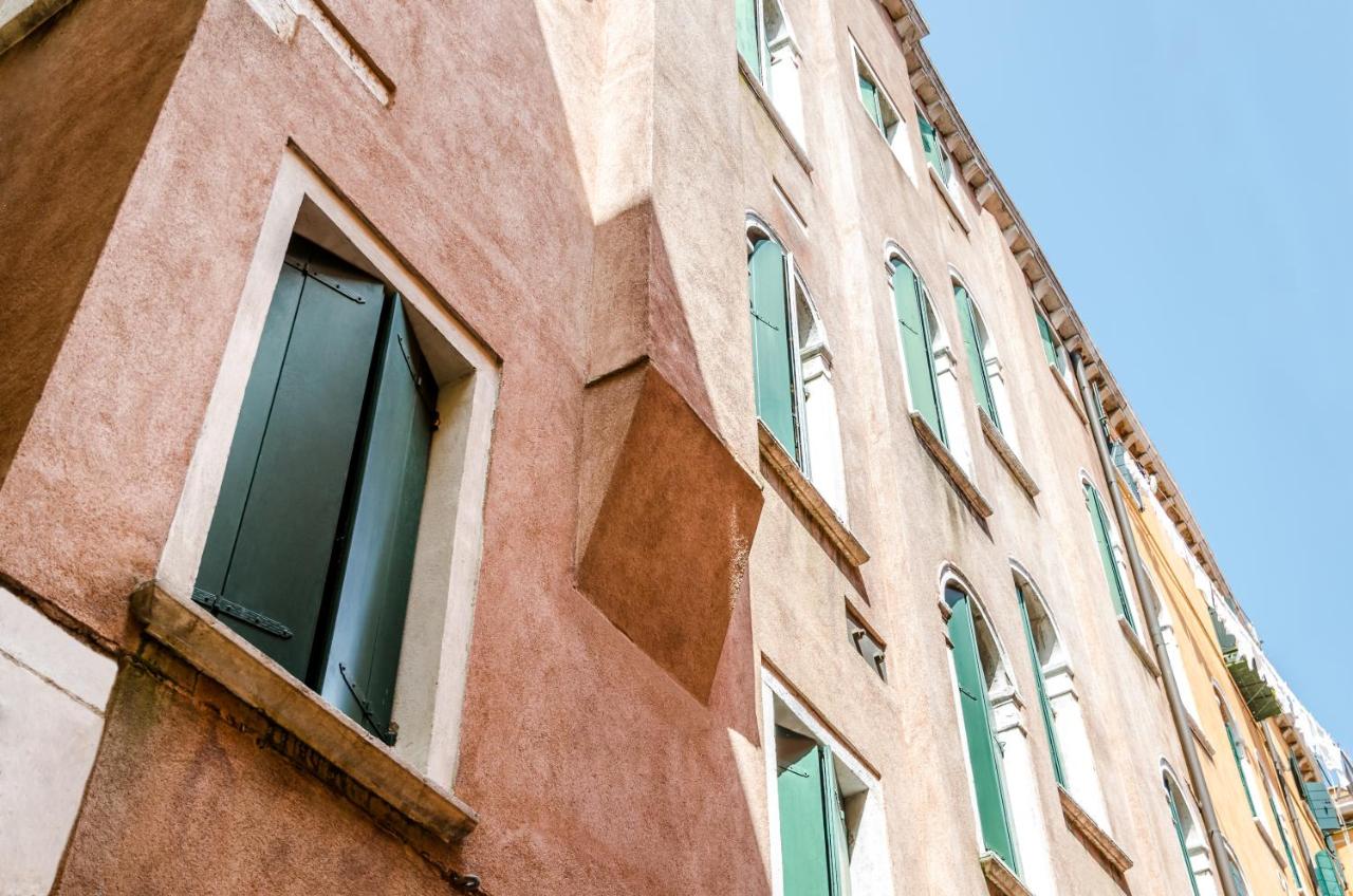 een gebouw met ramen aan de zijkant bij Venice Apartments in Venetië