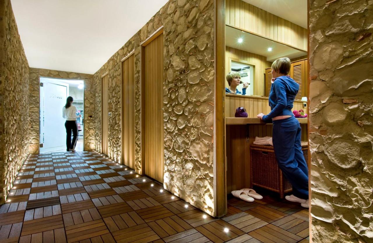 een gang met een vrouw die in een badkamer staat bij Hotel Splendid in Baveno +177 foto's