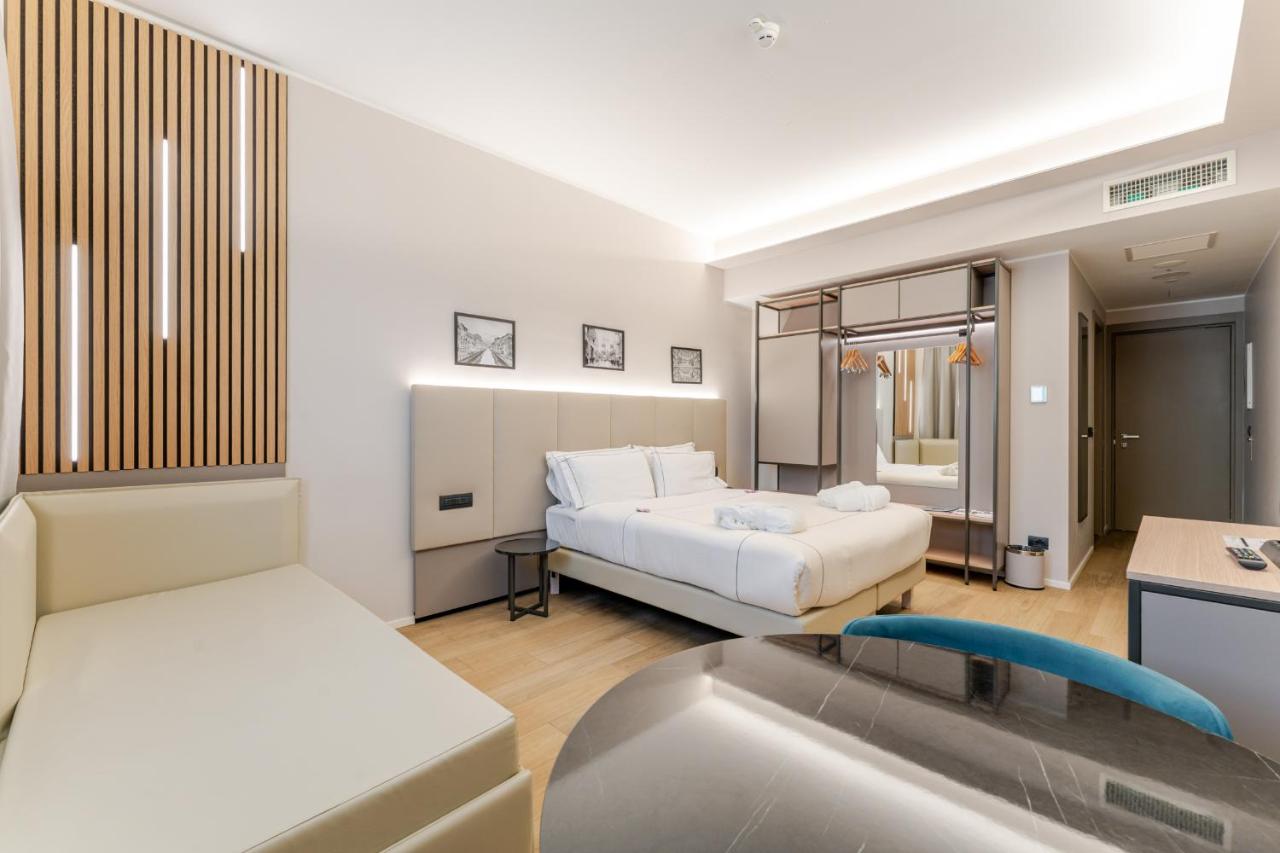 een woonkamer met een bed en een wastafel bij Acca Sporting Milano - AA Hotels in Opera