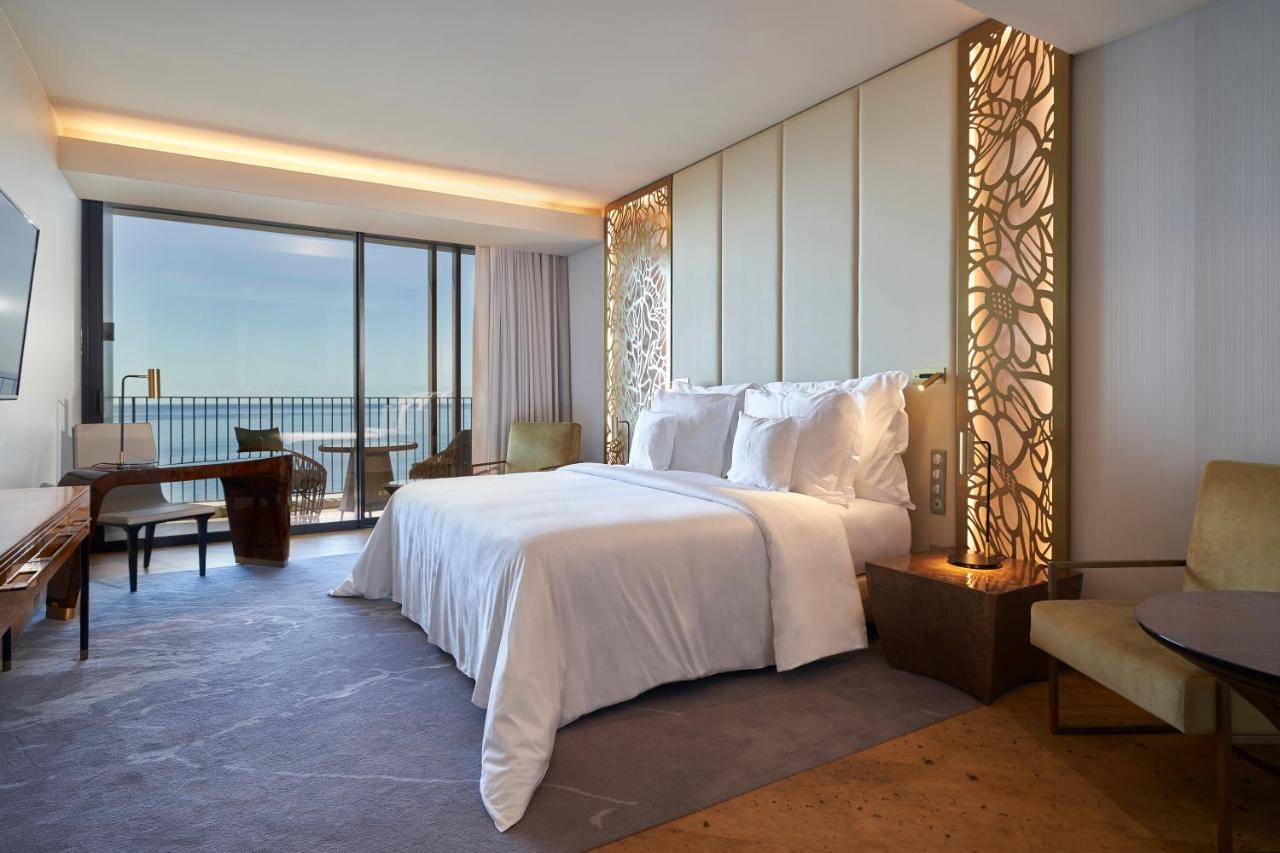 een slaapkamer met een groot wit bed en een groot raam bij Savoy Palace - The Leading Hotels of the World - Savoy Signat