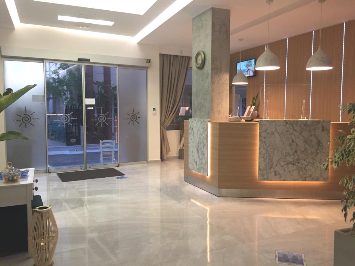 een lobby met een receptiebalie in een gebouw bij Voula Hotel in Chersonissos