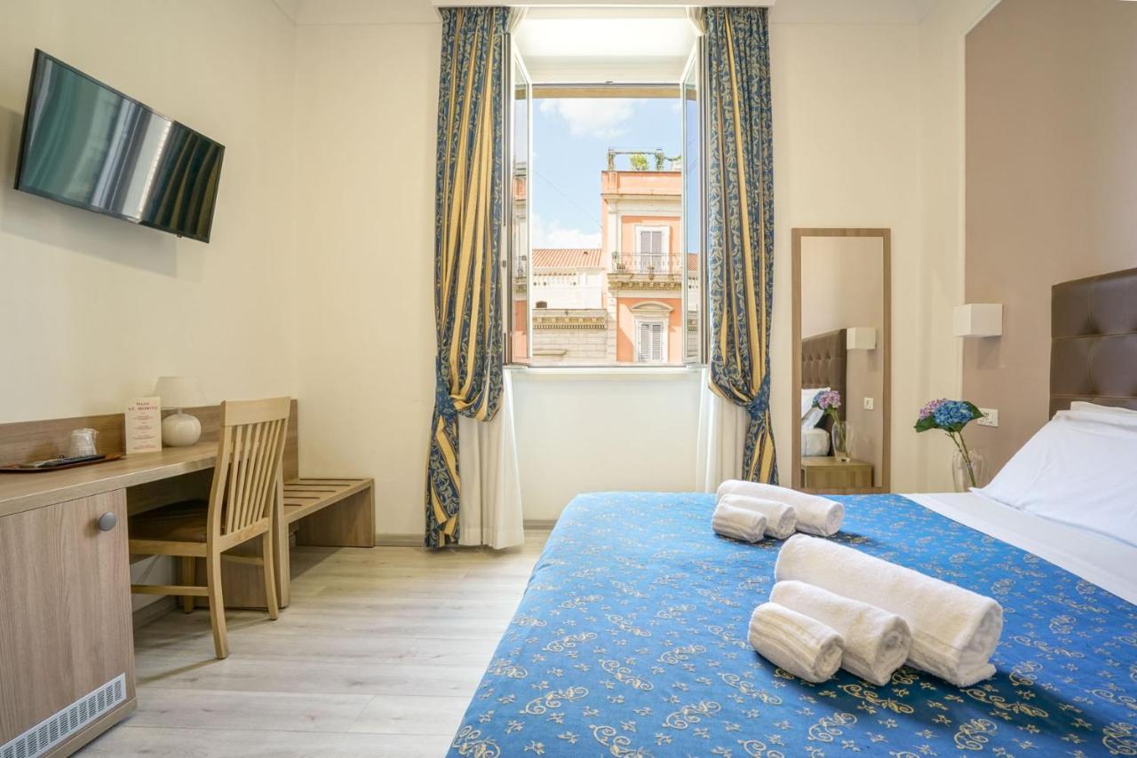 een slaapkamer met een blauw bed waarop handdoeken liggen bij Hotel St. Moritz in Rome