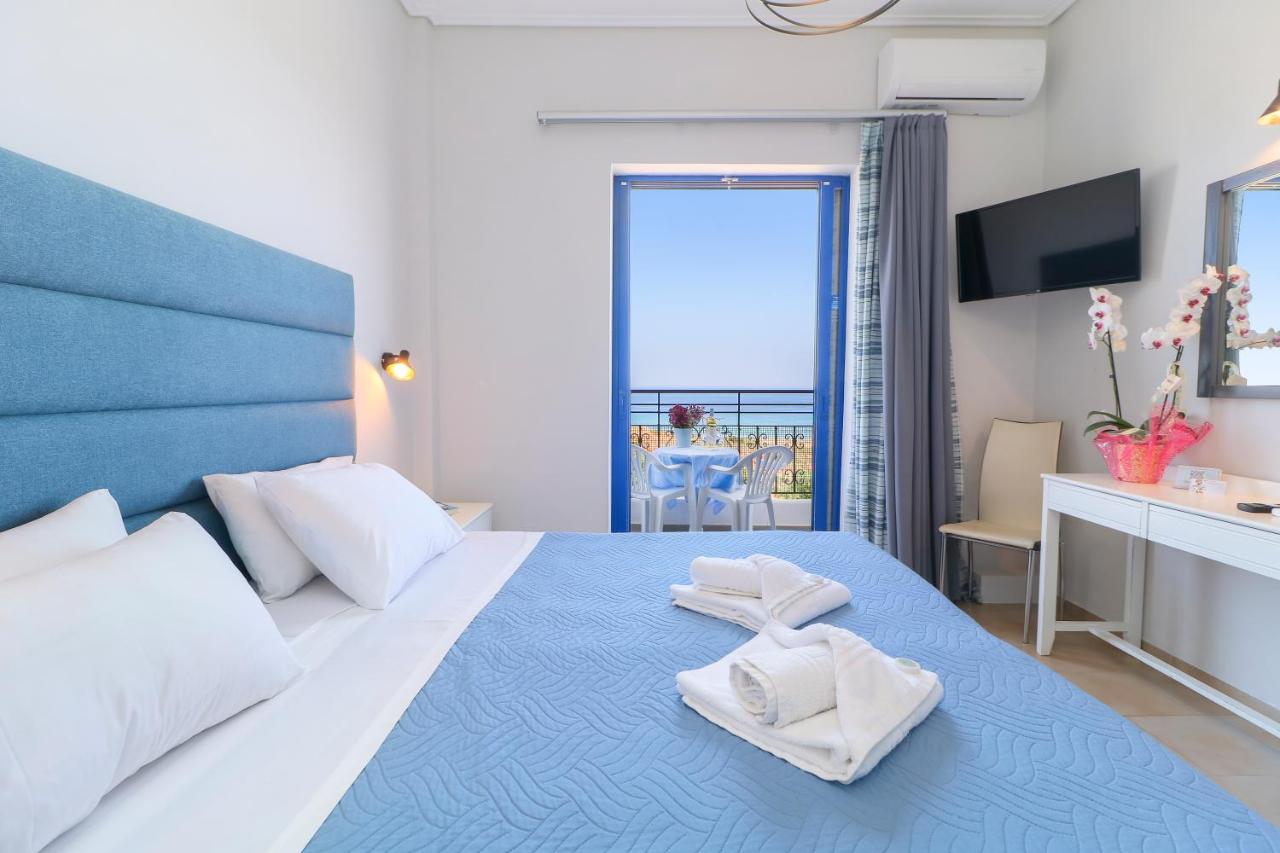 een slaapkamer met een groot bed en handdoeken erop bij Alexis Hotel in Chania