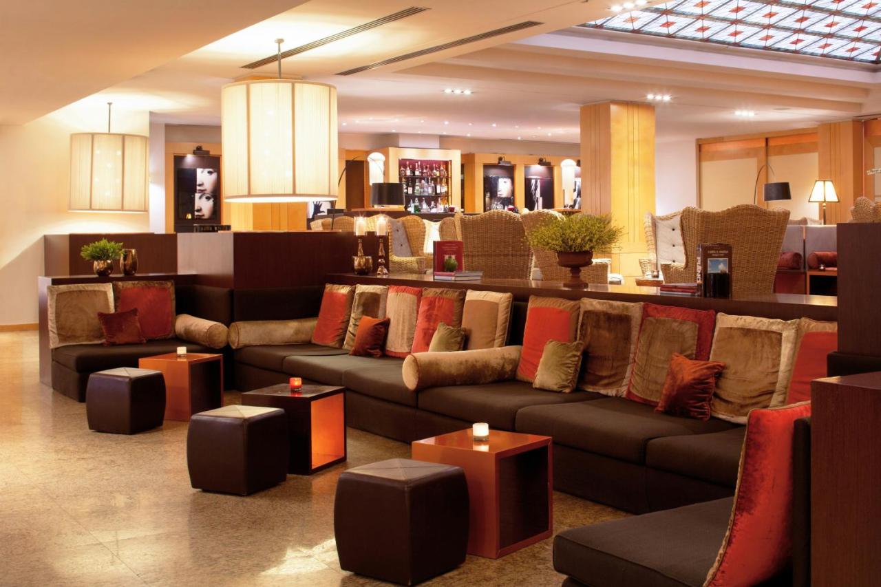 een lobby met banken en tafels in een winkel bij Starhotels Metropole in Rome