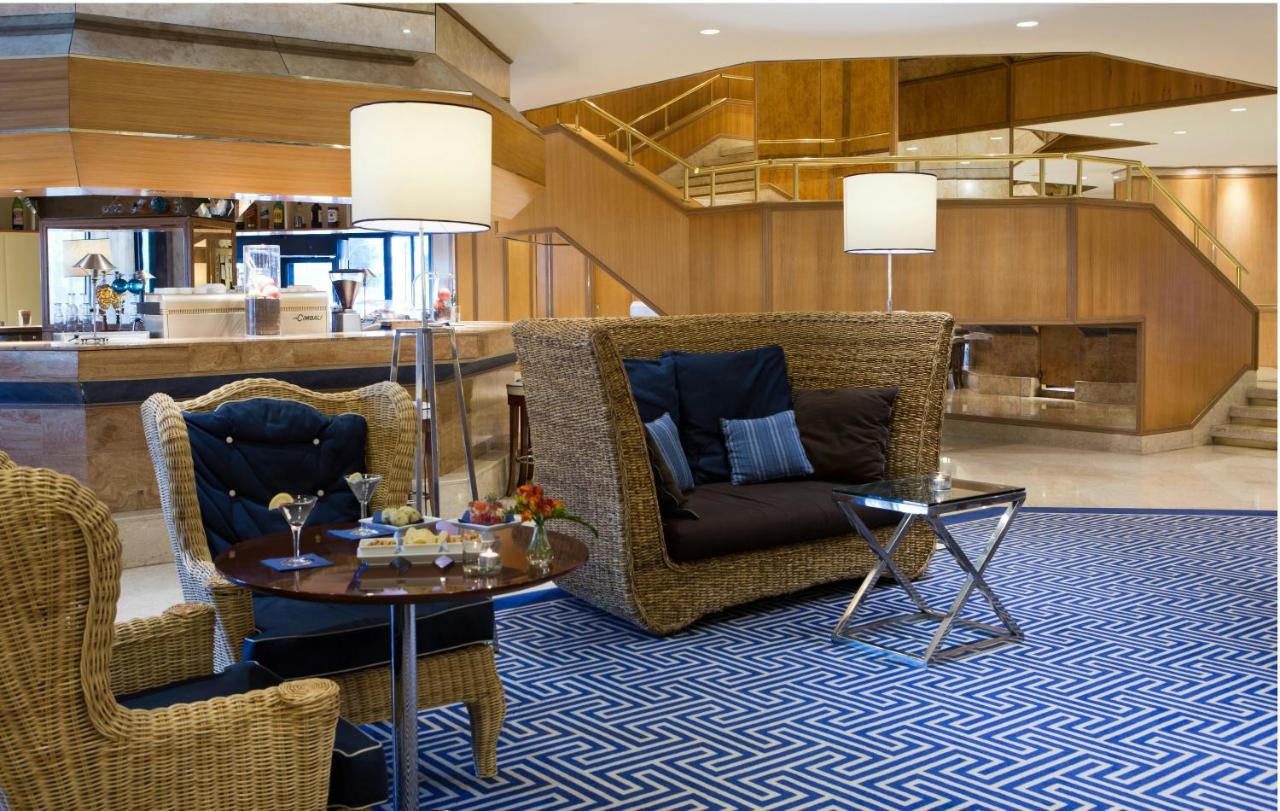 een woonkamer met een bank en een tafel bij Starhotels President in Genua