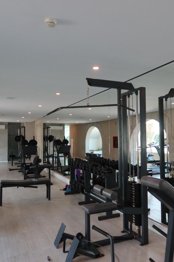 een sportschool met veel loopbanden en crosstrainers bij Hotel Suave Mar in Esposende