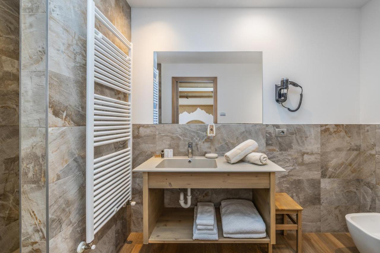 een badkamer met een wastafel en een spiegel bij Miraval Hotel in Coredo