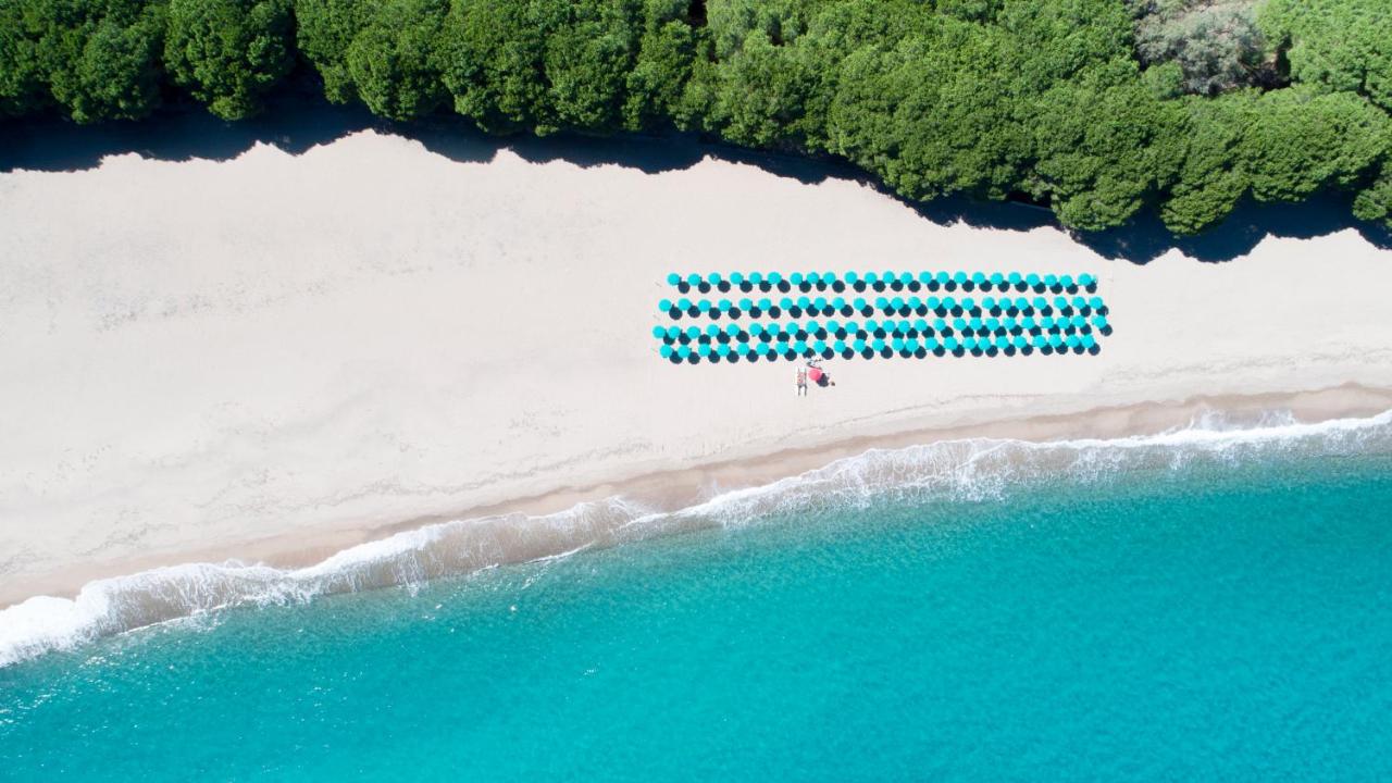 Privéstrand met parasols — Marina Torre Navarrese Resort