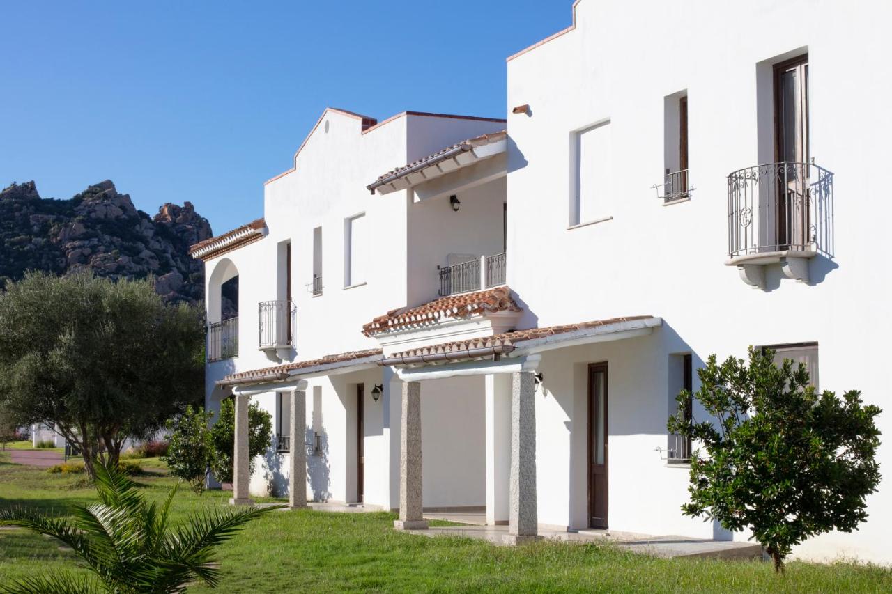 Mediterraans hotelgebouw — Marina Torre Navarrese Resort