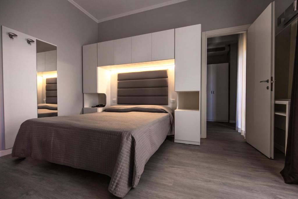 een slaapkamer met een groot bed in een kamer bij Hotel Susy in Rimini