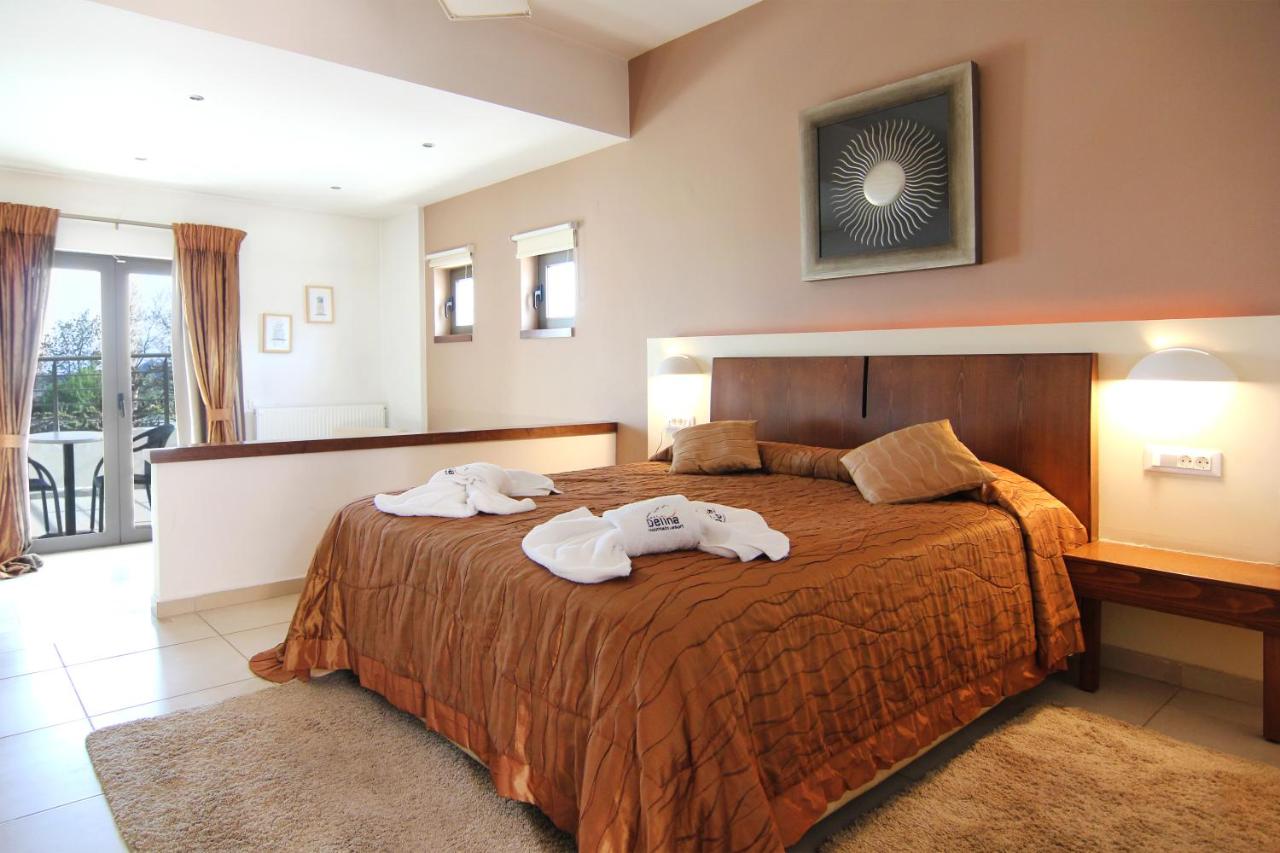 een slaapkamer met twee handdoeken op een bed bij Delina Mountain Resort in Anogia