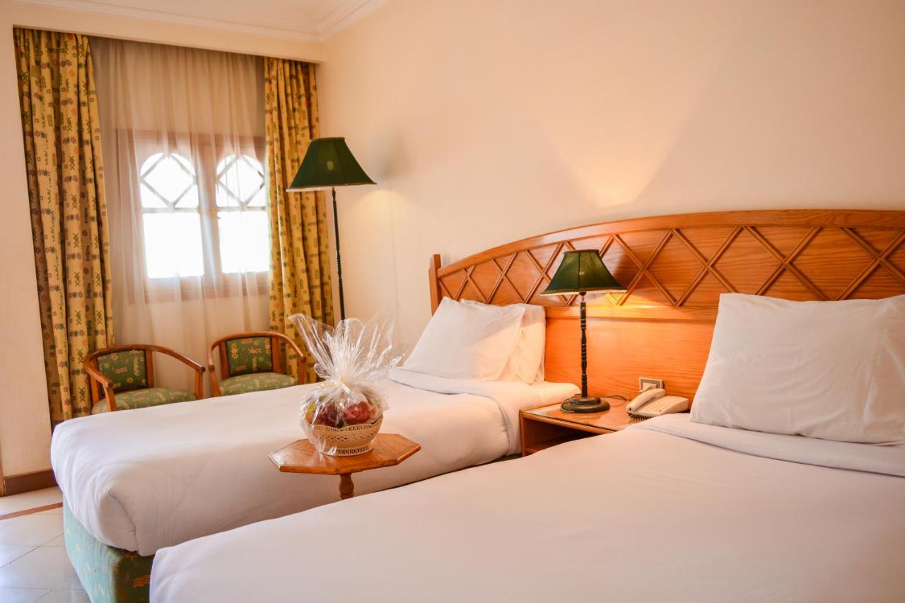 een hotelkamer met twee bedden en een raam bij Dive Inn Resort in Sharm El Sheikh