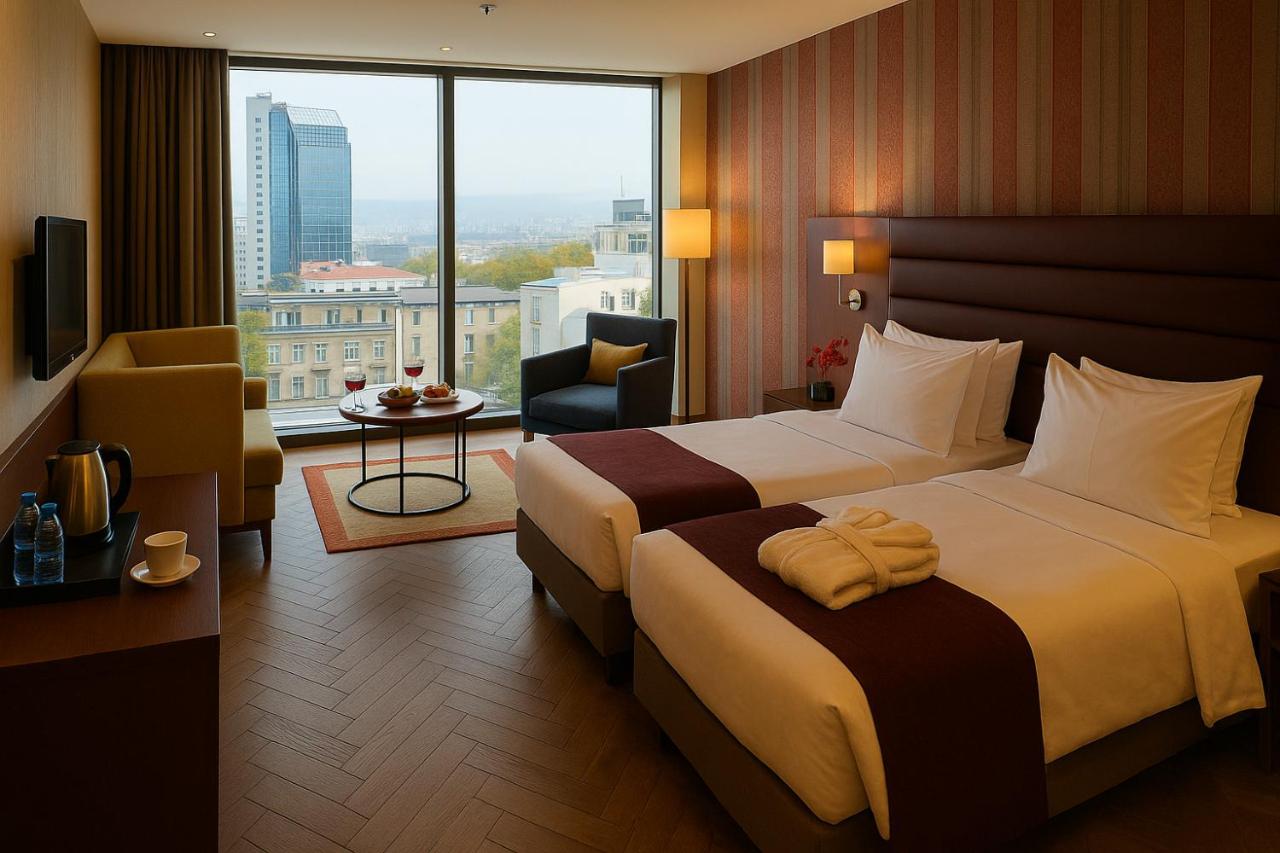 een hotelkamer met twee bedden en een groot raam bij Taksim Gonen Hotel in Istanbul