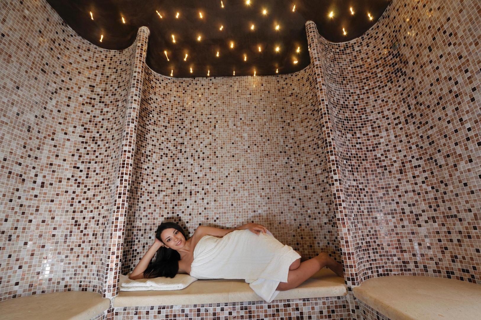 Relaxruimte met ligbedden — Hotel Orlando Sardegna