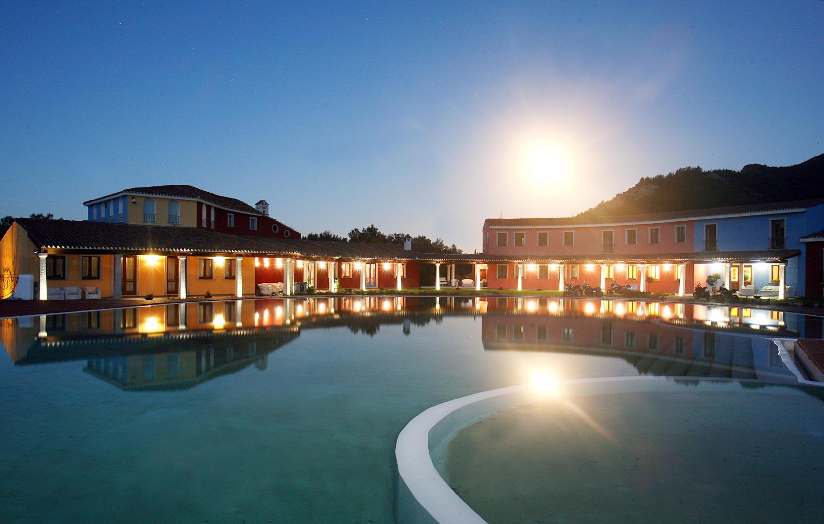 Buitenzwembad met ligbedden — Hotel Orlando Sardegna