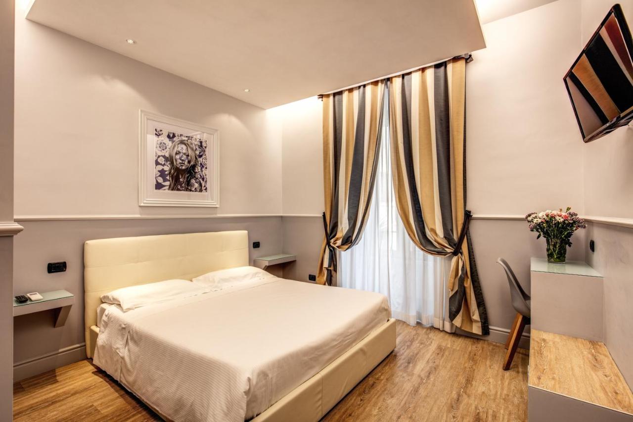 een kleine slaapkamer met een bed en een raam bij Hotel Taormina in Rome