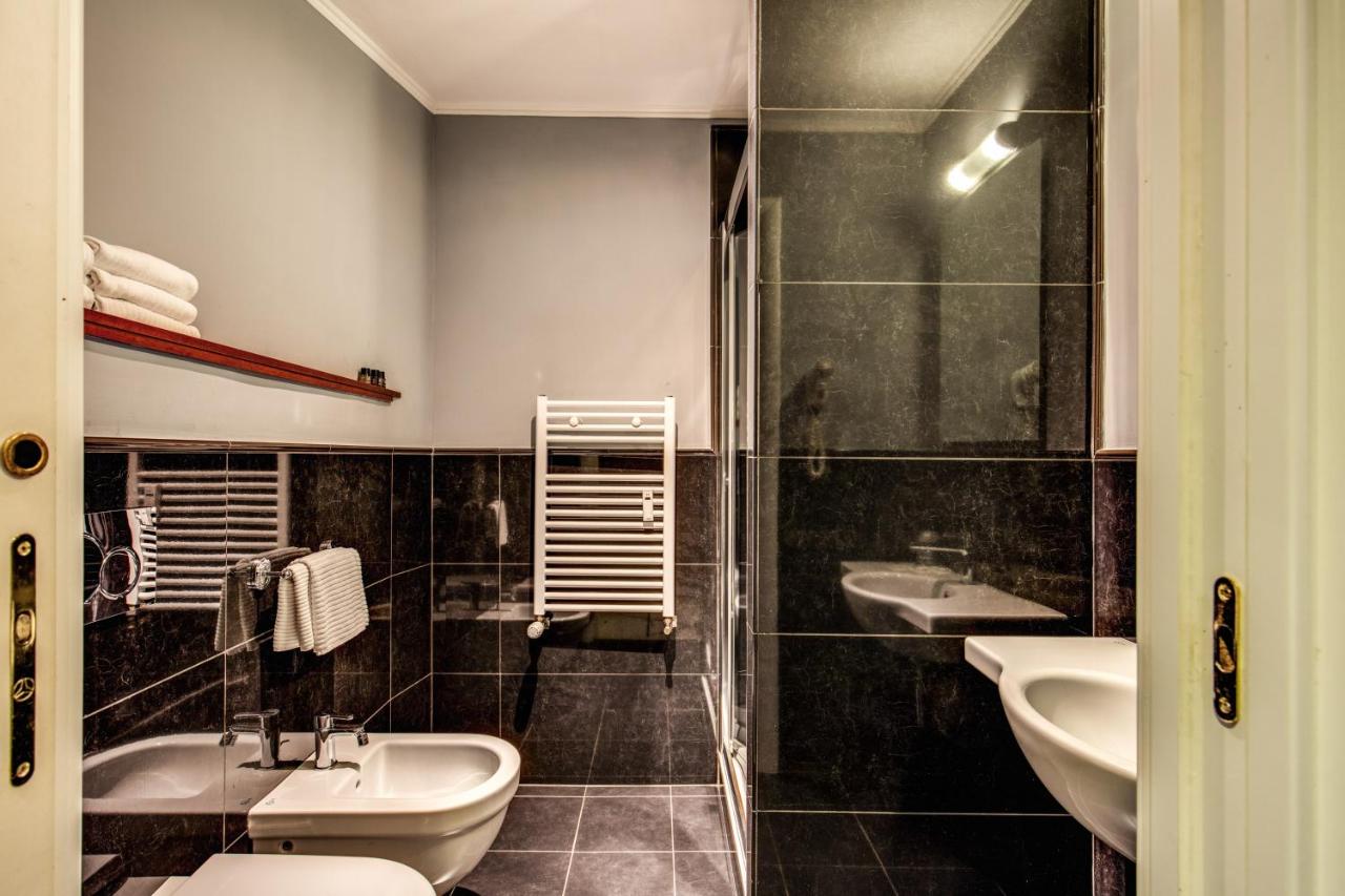 een badkamer met twee wastafels en een douche bij Hotel Taormina in Rome