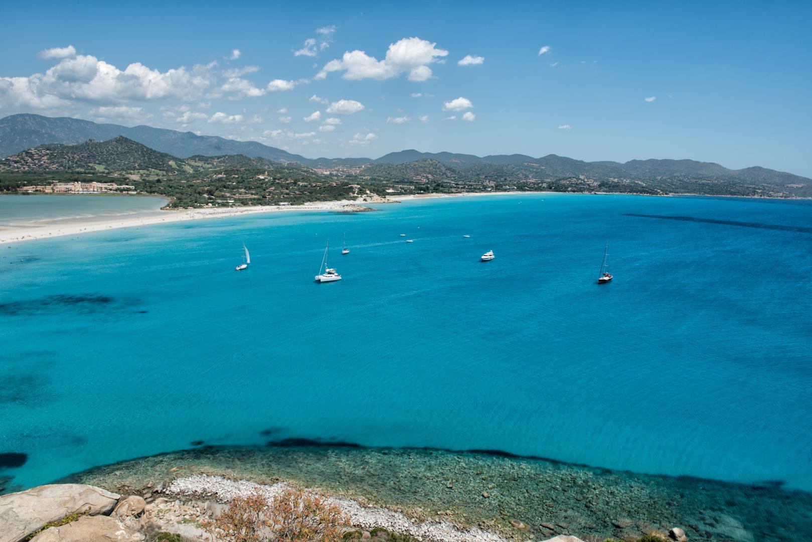 Wit zandstrand met turquoise water — Almar Timi Ama Resort & SPA