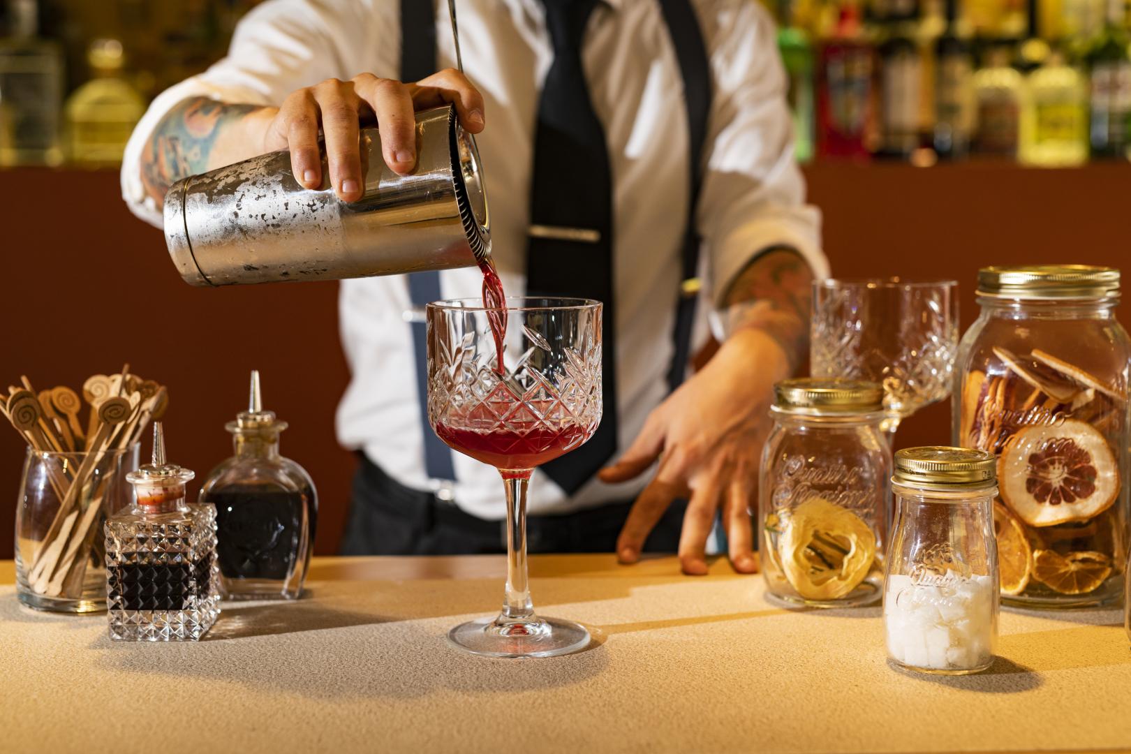 Bar met drankenselectie — Almar Timi Ama Resort & SPA